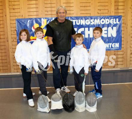 Fechten. FK Villach. Trainer Ferenc Hammang mit Nachwuchsfechtern. Villach, 24.10.2012.
Foto: Kuess
---
pressefotos, pressefotografie, kuess, qs, qspictures, sport, bild, bilder, bilddatenbank