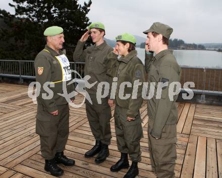 Verabschiedung Joe Tiger Pachler. Joe Tiger Pachler, Florian Berg, Lisa Perterer, Patrick Ofner. Faaker See, 15.11.2012.
Foto: Kuess
---
pressefotos, pressefotografie, kuess, qs, qspictures, sport, bild, bilder, bilddatenbank