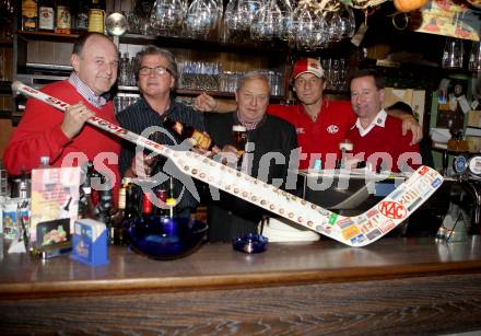 Eishockey Bundesliga. Ordner des KAC beim Essen im Schmankerl. Erich Wider, Helmut Schachinger, Dietmar Ostrouska, sowie die Schmankerl Wirte Fredi und Willi. Maria Rain, am 3.11.2012.
Foto: Kuess
---
pressefotos, pressefotografie, kuess, qs, qspictures, sport, bild, bilder, bilddatenbank