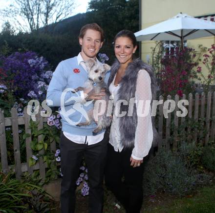 Eishockey. KAC. Scofield Tyler mit Annie.. Launsdorf, 8.10.2012.
Foto: Kuess
---
pressefotos, pressefotografie, kuess, qs, qspictures, sport, bild, bilder, bilddatenbank