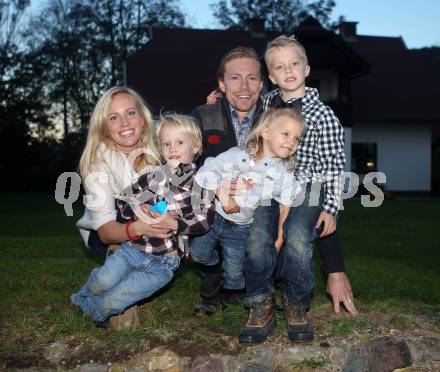 Eishockey. KAC. Lundmark Jamie mit Erica und Kindern Austin, Karter und Chloe. Launsdorf, 8.10.2012.
Foto: Kuess
---
pressefotos, pressefotografie, kuess, qs, qspictures, sport, bild, bilder, bilddatenbank