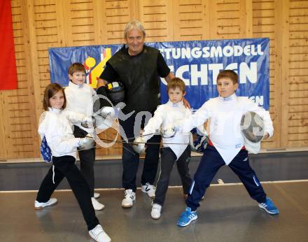 Fechten. FK Villach. Trainer Ferenc Hammang mit Nachwuchsfechtern. Villach, 24.10.2012.
Foto: Kuess
---
pressefotos, pressefotografie, kuess, qs, qspictures, sport, bild, bilder, bilddatenbank