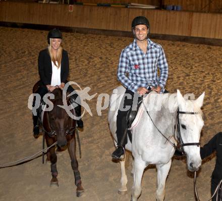 Eishockey. KAC. Chiodo Andy mit Melissa. Launsdorf, 8.10.2012.
Foto: Kuess
---
pressefotos, pressefotografie, kuess, qs, qspictures, sport, bild, bilder, bilddatenbank