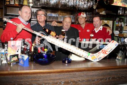 Eishockey Bundesliga. Ordner des KAC beim Essen im Schmankerl. Erich Wider, Helmut Schachinger, Dietmar Ostrouska, sowie die Schmankerl Wirte Fredi und Willi. Maria Rain, am 3.11.2012.
Foto: Kuess
---
pressefotos, pressefotografie, kuess, qs, qspictures, sport, bild, bilder, bilddatenbank