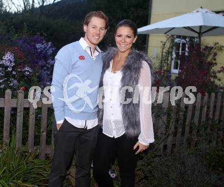 Eishockey. KAC. Scofield Tyler mit Annie. Launsdorf, 8.10.2012.
Foto: Kuess
---
pressefotos, pressefotografie, kuess, qs, qspictures, sport, bild, bilder, bilddatenbank