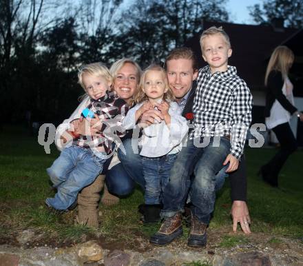 Eishockey. KAC. Lundmark Jamie mit Erica und Kindern Austin, Karter und Chloe. Launsdorf, 8.10.2012.
Foto: Kuess
---
pressefotos, pressefotografie, kuess, qs, qspictures, sport, bild, bilder, bilddatenbank