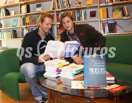 Eishockey KAC. Fussball VSV. Maximilian Isopp, Johannes Isopp. Klagenfurt, 9.10.2012.
Foto: Kuess
---
pressefotos, pressefotografie, kuess, qs, qspictures, sport, bild, bilder, bilddatenbank