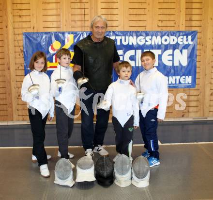 Fechten. FK Villach. Trainer Ferenc Hammang mit Nachwuchsfechtern. Villach, 24.10.2012.
Foto: Kuess
---
pressefotos, pressefotografie, kuess, qs, qspictures, sport, bild, bilder, bilddatenbank