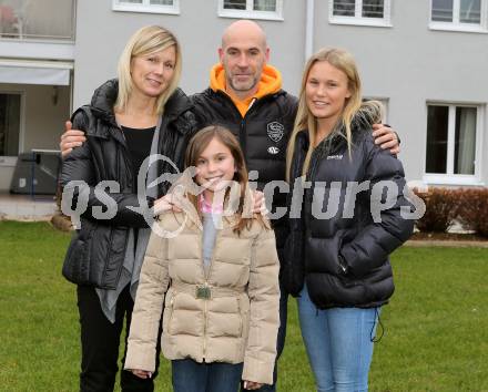 EBEL. Eishockey Bundesliga. KAC. Christer Olsson mit Ehefrau Anna und Toechter Eveline und Nellie. Krumpendorf, am 22.11.2012.
Foto: Kuess
---
pressefotos, pressefotografie, kuess, qs, qspictures, sport, bild, bilder, bilddatenbank