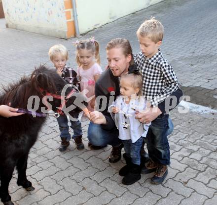 Eishockey. KAC. Lundmark Jamie mit Kindern Austin, Karter, Chloe, und Brinn-Leo (Tochter von Kirk Furey). Launsdorf, 8.10.2012.
Foto: Kuess
---
pressefotos, pressefotografie, kuess, qs, qspictures, sport, bild, bilder, bilddatenbank