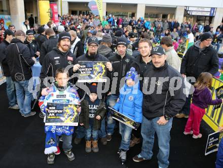 EBEL. Eishockey Bundesliga. Autogrammstunde, Kalender Praesentation VSV. Michael Grabner, Markus Peintner, Marco Pewal, John Hughes, Gerhard Unterluggauer, Fans. Villach, am 24.11.2012.
Foto: Kuess
---
pressefotos, pressefotografie, kuess, qs, qspictures, sport, bild, bilder, bilddatenbank