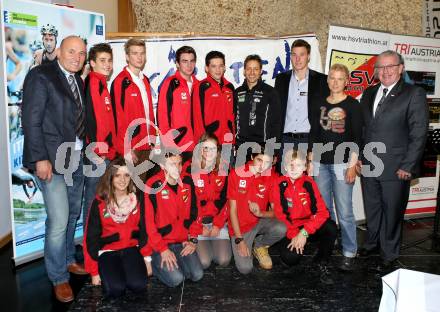 Triathlon. Siegerehrung Oesterreichischer Triathlonverband. Hinten von links: Hannes Buerger, Franz Juritsch, Alexander Pischelsberger, Leander Richter, Georg Stromberger, Norbert Domnik, Christoph Lorber, Martin Donner , OETRV Praesident Walter Zettinig. Vorne von links: Beatrice Weiss, Lukas Kollegger, Alina Hambrusch, Julian Poetzl, Rene Hilber. Klagenfurt, am 16.11.2012.
Foto: Kuess
---
pressefotos, pressefotografie, kuess, qs, qspictures, sport, bild, bilder, bilddatenbank