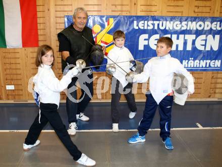 Fechten. FK Villach. Trainer Ferenc Hammang mit Nachwuchsfechtern. Villach, 24.10.2012.
Foto: Kuess
---
pressefotos, pressefotografie, kuess, qs, qspictures, sport, bild, bilder, bilddatenbank