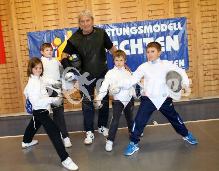 Fechten. FK Villach. Trainer Ferenc Hammang mit Nachwuchsfechtern. Villach, 24.10.2012.
Foto: Kuess
---
pressefotos, pressefotografie, kuess, qs, qspictures, sport, bild, bilder, bilddatenbank