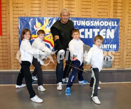 Fechten. FK Villach. Trainer Ferenc Hammang mit Nachwuchsfechtern. Villach, 24.10.2012.
Foto: Kuess
---
pressefotos, pressefotografie, kuess, qs, qspictures, sport, bild, bilder, bilddatenbank