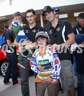 EBEL. Eishockey Bundesliga. VSV Autogrammstunde bei Skoda Lindner. Klemen Pretnar, Derek Ryan. Villach, am 22.9.2012.
Foto: Kuess
---
pressefotos, pressefotografie, kuess, qs, qspictures, sport, bild, bilder, bilddatenbank