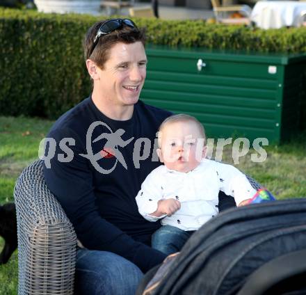 Eishockey. KAC. Kirk Furey mit Sohn Skyler. Launsdorf, 8.10.2012.
Foto: Kuess
---
pressefotos, pressefotografie, kuess, qs, qspictures, sport, bild, bilder, bilddatenbank