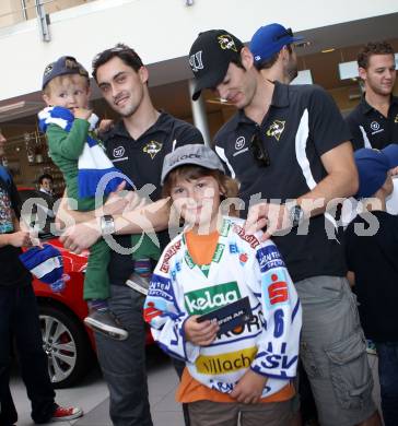 EBEL. Eishockey Bundesliga. VSV Autogrammstunde bei Skoda Lindner. Klemen Pretnar, Derek Ryan. Villach, am 22.9.2012.
Foto: Kuess
---
pressefotos, pressefotografie, kuess, qs, qspictures, sport, bild, bilder, bilddatenbank