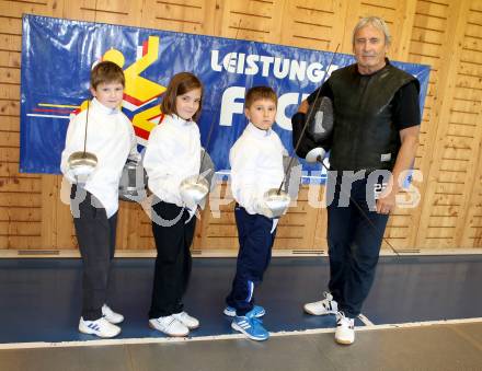 Fechten. FK Villach. Trainer Ferenc Hammang mit Nachwuchsfechtern. Villach, 24.10.2012.
Foto: Kuess
---
pressefotos, pressefotografie, kuess, qs, qspictures, sport, bild, bilder, bilddatenbank