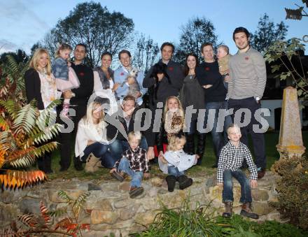 Eishockey. KAC. Lundmark Jamie mit Erica und Kindern Austin, Karter und Chloe, Chiodo Andy mit Melissa, Lammers John mit Rishanne, Scofield Tyler mit Annie, Spurgeon Tyler, Kirk Furey mit Ehefrau Jennifer und Kinder Brinn-Leo und Skyler. Launsdorf, 8.10.2012.
Foto: Kuess
---
pressefotos, pressefotografie, kuess, qs, qspictures, sport, bild, bilder, bilddatenbank