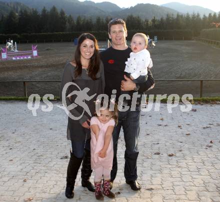 Eishockey. KAC. Kirk Furey mit Ehefrau Jennifer und Kinder Brinn-Leo und Skyler. Launsdorf, 8.10.2012.
Foto: Kuess
---
pressefotos, pressefotografie, kuess, qs, qspictures, sport, bild, bilder, bilddatenbank