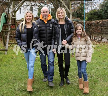 EBEL. Eishockey Bundesliga. KAC. Christer Olsson mit Ehefrau Anna und Toechter Eveline und Nellie. Krumpendorf, am 22.11.2012.
Foto: Kuess
---
pressefotos, pressefotografie, kuess, qs, qspictures, sport, bild, bilder, bilddatenbank