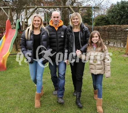 EBEL. Eishockey Bundesliga. KAC. Christer Olsson mit Ehefrau Anna und Toechter Eveline und Nellie. Krumpendorf, am 22.11.2012.
Foto: Kuess
---
pressefotos, pressefotografie, kuess, qs, qspictures, sport, bild, bilder, bilddatenbank