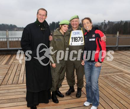 Verabschiedung Joe Tiger Pachler. Militaerdekan Emmanuel Longin, Lisa Perterer, Joe Tiger Pachler, Michaela Taupe-Traer. Faaker See, 15.11.2012.
Foto: Kuess
---
pressefotos, pressefotografie, kuess, qs, qspictures, sport, bild, bilder, bilddatenbank