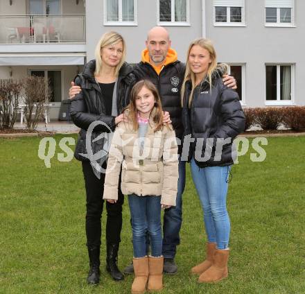 EBEL. Eishockey Bundesliga. KAC. Christer Olsson mit Ehefrau Anna und Toechter Eveline und Nellie. Krumpendorf, am 22.11.2012.
Foto: Kuess
---
pressefotos, pressefotografie, kuess, qs, qspictures, sport, bild, bilder, bilddatenbank