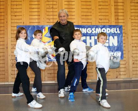 Fechten. FK Villach. Trainer Ferenc Hammang mit Nachwuchsfechtern. Villach, 24.10.2012.
Foto: Kuess
---
pressefotos, pressefotografie, kuess, qs, qspictures, sport, bild, bilder, bilddatenbank