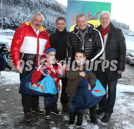 Fussball. Training U14 Voelkermarkt mit Teamchef Marcel Koller. Uebergabe von Geschenken an Katastrophenopfer von Lavamuend. Werner Skornschek, Marcel Koller Werner Lippitz, Koschu,  Manuel und Florian Kupferschmied. Voelkermarkt, am 6.12.2012.
Foto: Kuess
---
pressefotos, pressefotografie, kuess, qs, qspictures, sport, bild, bilder, bilddatenbank