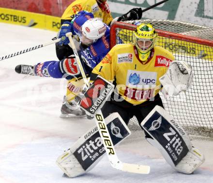 EBEL. Eishockey Bundesliga. EC VSV gegen UPC Vienna Capitals. Markus Peintner,  (VSV), Matthew Zaba (Vienna). Villach, am 7.12.2012.
Foto: Kuess 


---
pressefotos, pressefotografie, kuess, qs, qspictures, sport, bild, bilder, bilddatenbank