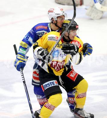 EBEL. Eishockey Bundesliga. EC VSV gegen UPC Vienna Capitals. Marius Goehringer,  (VSV), Stefan Nador (Vienna). Villach, am 7.12.2012.
Foto: Kuess 


---
pressefotos, pressefotografie, kuess, qs, qspictures, sport, bild, bilder, bilddatenbank