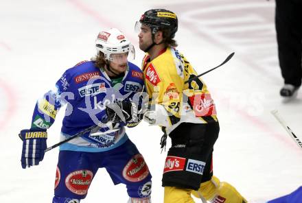 EBEL. Eishockey Bundesliga. EC VSV gegen UPC Vienna Capitals. Andreas Wiedergut,  (VSV), Michael Schiechl (Vienna). Villach, am 7.12.2012.
Foto: Kuess 


---
pressefotos, pressefotografie, kuess, qs, qspictures, sport, bild, bilder, bilddatenbank