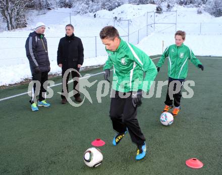 Fussball. Training U14 Voelkermarkt mit Teamchef Marcel Koller. Marcel Koller. Voelkermarkt, am 6.12.2012.
Foto: Kuess
---
pressefotos, pressefotografie, kuess, qs, qspictures, sport, bild, bilder, bilddatenbank