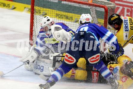 EBEL. Eishockey Bundesliga. EC VSV gegen UPC Vienna Capitals. Jean Philippe Lamoureux, Stefan Bacher, (VSV),  Michael Schiechl (Vienna). Villach, am 7.12.2012.
Foto: Kuess 


---
pressefotos, pressefotografie, kuess, qs, qspictures, sport, bild, bilder, bilddatenbank