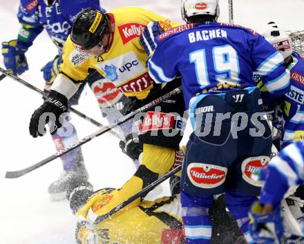 EBEL. Eishockey Bundesliga. EC VSV gegen UPC Vienna Capitals. Stefan Bacher,  (VSV), Markus Schlacher (Vienna). Villach, am 7.12.2012.
Foto: Kuess 


---
pressefotos, pressefotografie, kuess, qs, qspictures, sport, bild, bilder, bilddatenbank