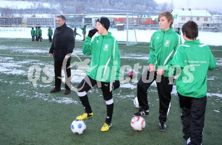 Fussball. Training U14 Voelkermarkt mit Teamchef Marcel Koller. . Voelkermarkt, am 6.12.2012.
Foto: Kuess
---
pressefotos, pressefotografie, kuess, qs, qspictures, sport, bild, bilder, bilddatenbank