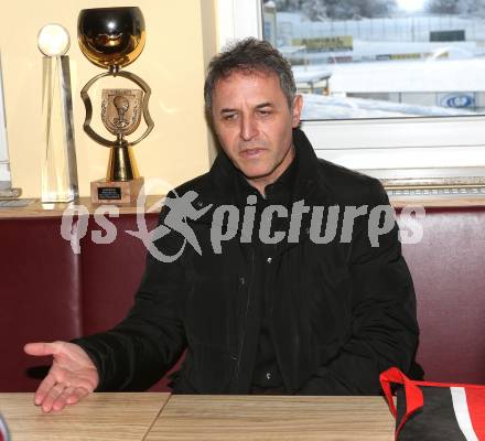 Fussball. Training U14 Voelkermarkt mit Teamchef Marcel Koller. Marcel Koller. Voelkermarkt, am 6.12.2012.
Foto: Kuess
---
pressefotos, pressefotografie, kuess, qs, qspictures, sport, bild, bilder, bilddatenbank