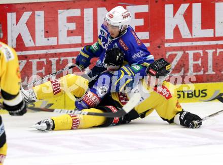 EBEL. Eishockey Bundesliga. EC VSV gegen UPC Vienna Capitals. Marius Goehringer, (VSV),  David Lundbohm (Vienna). Villach, am 7.12.2012.
Foto: Kuess 


---
pressefotos, pressefotografie, kuess, qs, qspictures, sport, bild, bilder, bilddatenbank