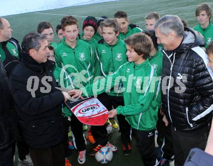 Fussball. Training U14 Voelkermarkt mit Teamchef Marcel Koller. Marcel Koller, Werner Lippitz. Voelkermarkt, am 6.12.2012.
Foto: Kuess
---
pressefotos, pressefotografie, kuess, qs, qspictures, sport, bild, bilder, bilddatenbank