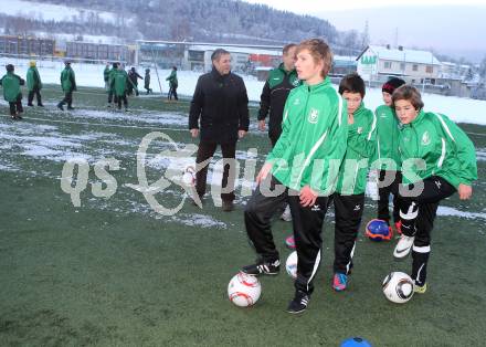 Fussball. Training U14 Voelkermarkt mit Teamchef Marcel Koller. . Voelkermarkt, am 6.12.2012.
Foto: Kuess
---
pressefotos, pressefotografie, kuess, qs, qspictures, sport, bild, bilder, bilddatenbank