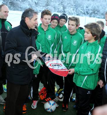 Fussball. Training U14 Voelkermarkt mit Teamchef Marcel Koller. Marcel Koller. Voelkermarkt, am 6.12.2012.
Foto: Kuess
---
pressefotos, pressefotografie, kuess, qs, qspictures, sport, bild, bilder, bilddatenbank