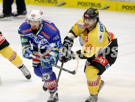 EBEL. Eishockey Bundesliga. EC VSV gegen UPC Vienna Capitals. Markus Peintner, (VSV), Joshua Soares (Vienna). Villach, am 7.12.2012.
Foto: Kuess 


---
pressefotos, pressefotografie, kuess, qs, qspictures, sport, bild, bilder, bilddatenbank