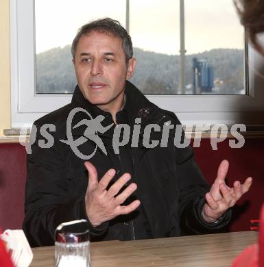 Fussball. Training U14 Voelkermarkt mit Teamchef Marcel Koller. Marcel Koller. Voelkermarkt, am 6.12.2012.
Foto: Kuess
---
pressefotos, pressefotografie, kuess, qs, qspictures, sport, bild, bilder, bilddatenbank