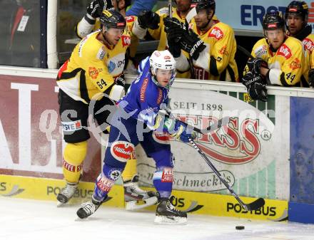 EBEL. Eishockey Bundesliga. EC VSV gegen UPC Vienna Capitals. Derek Ryan,  (VSV), Andre Lakos (Vienna). Villach, am 7.12.2012.
Foto: Kuess 


---
pressefotos, pressefotografie, kuess, qs, qspictures, sport, bild, bilder, bilddatenbank