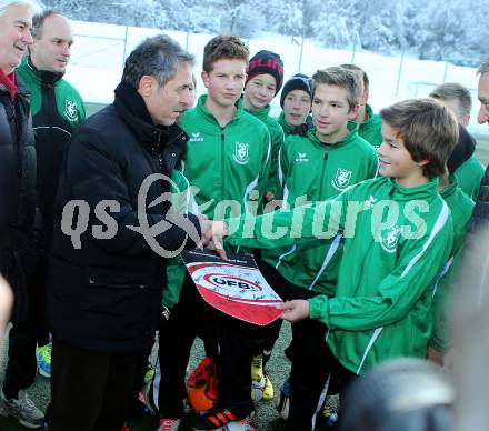 Fussball. Training U14 Voelkermarkt mit Teamchef Marcel Koller. Marcel Koller. Voelkermarkt, am 6.12.2012.
Foto: Kuess
---
pressefotos, pressefotografie, kuess, qs, qspictures, sport, bild, bilder, bilddatenbank