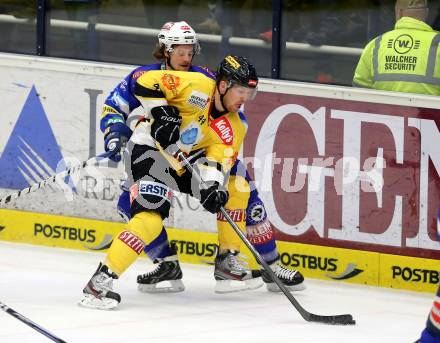 EBEL. Eishockey Bundesliga. EC VSV gegen UPC Vienna Capitals. Andreas Wiedergut,  (VSV), Jamie Fraser (Vienna). Villach, am 7.12.2012.
Foto: Kuess 


---
pressefotos, pressefotografie, kuess, qs, qspictures, sport, bild, bilder, bilddatenbank