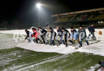 Fussball. Bundesliga. WAC. Schneeraeumung in der Lavanttal Arena Wolfsberg. Wolfsberg, 5.12.2012.
Foto: Kuess 
---
pressefotos, pressefotografie, kuess, qs, qspictures, sport, bild, bilder, bilddatenbank