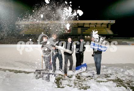 Fussball. Bundesliga. WAC. Schneeraeumung in der Lavanttal Arena Wolfsberg. Wolfsberg, 5.12.2012.
Foto: Kuess
---
pressefotos, pressefotografie, kuess, qs, qspictures, sport, bild, bilder, bilddatenbank